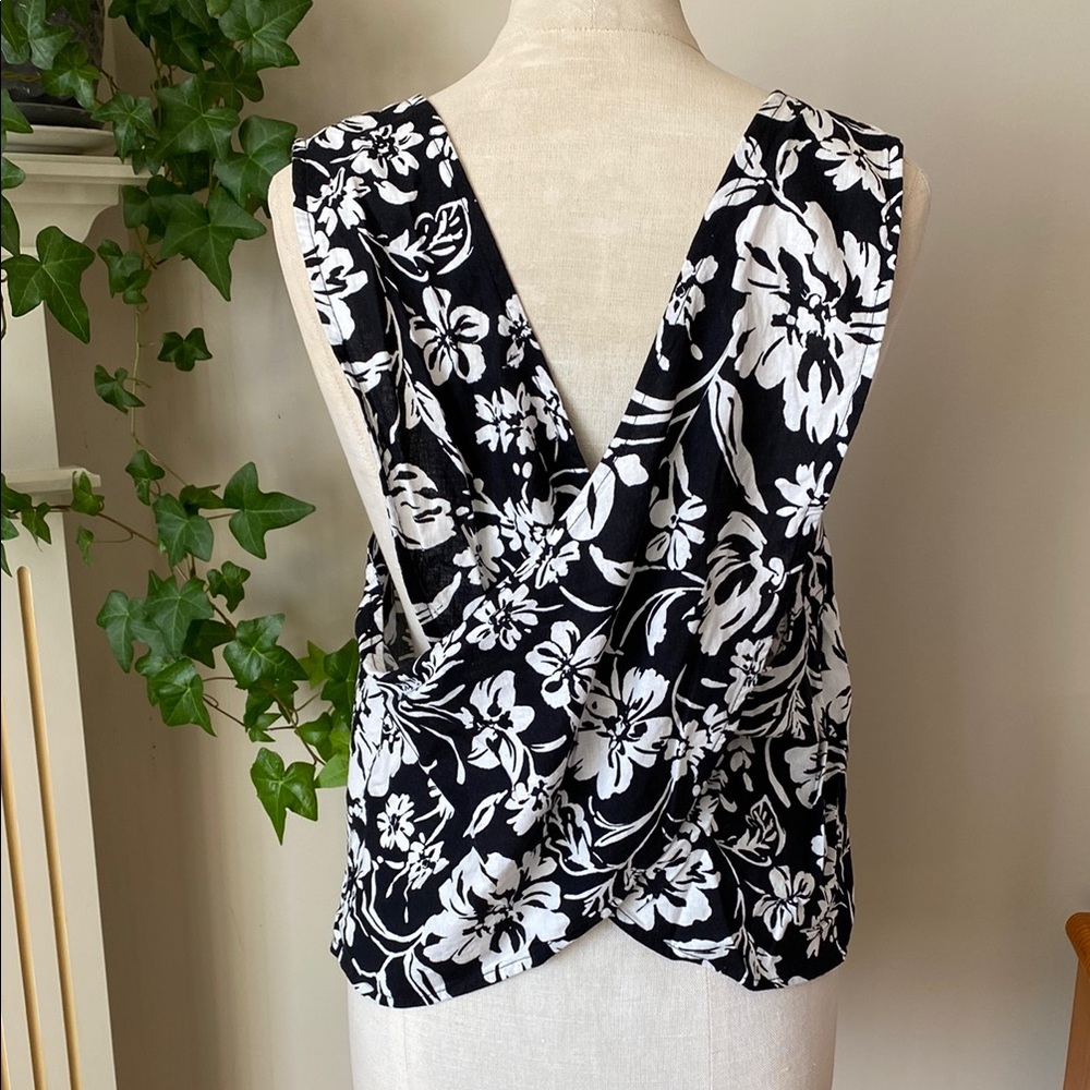 Black & White Boxy Floral Sleeveless cross back Linen Top. L